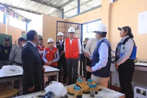 Los establecimientos penitenciarios de hombres y mujeres de Arequipa fueron supervisados en la víspera por el ministro de Justicia y Derechos Humanos, Vicente Zeballos Salinas, con el objetivo de conocer los avances de la aplicación del Programa de Cárceles Productivas, seguridad y educación penitenciaria.