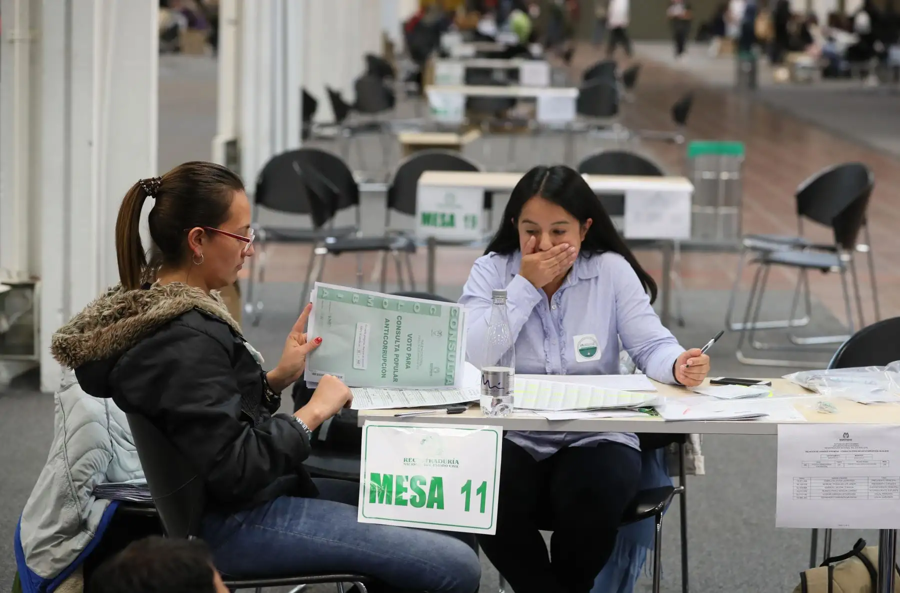 Colombianos participan en consulta anticorrupción.