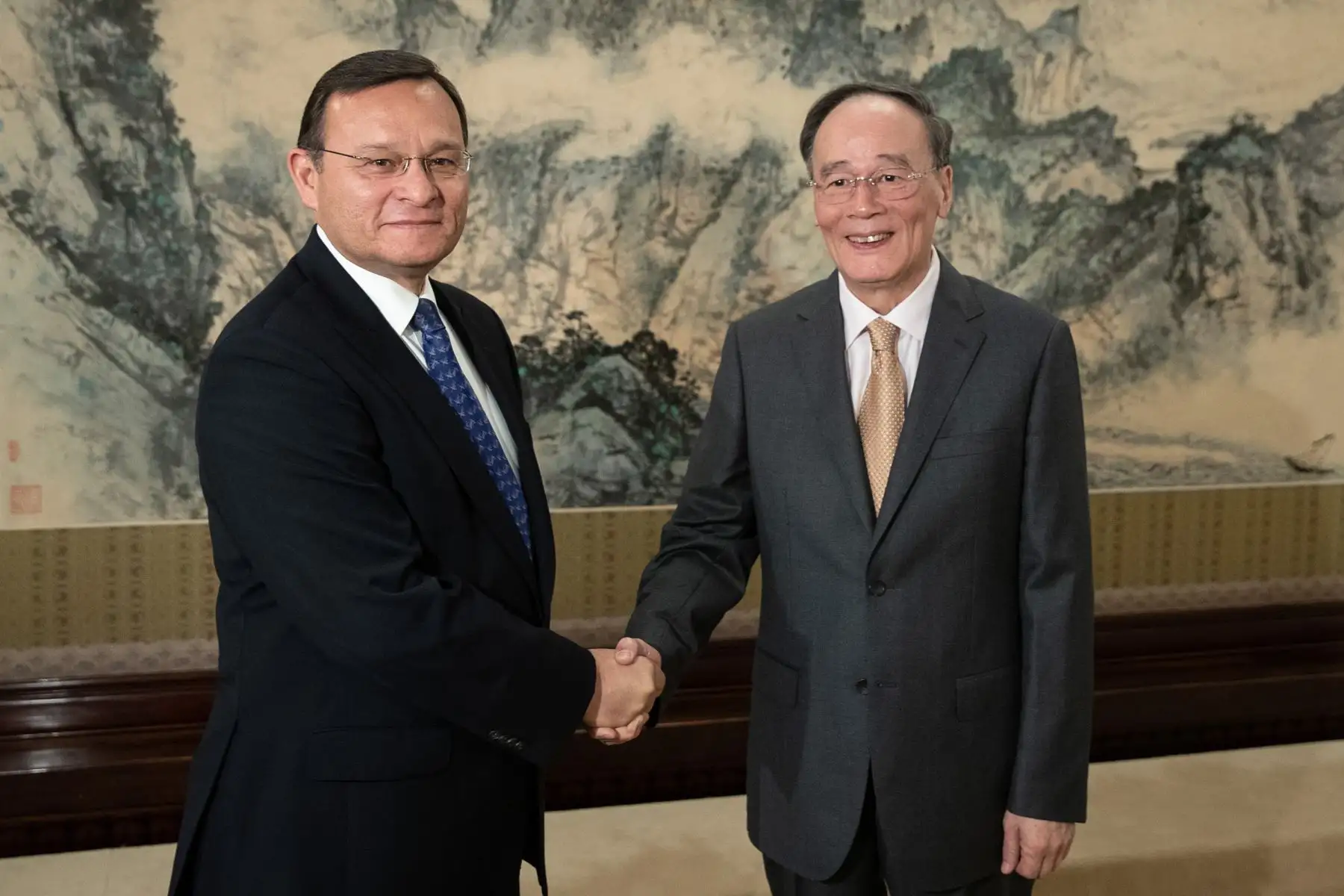 El vicepresidente de China, Wang Qishan (R), y el canciller peruano, Néstor Popolizio, se preparan para estrechar la mano durante su reunión en el Zhongnanhai Leadership Compound en Beijing el 27 de agosto de 2018. Foto: AFP