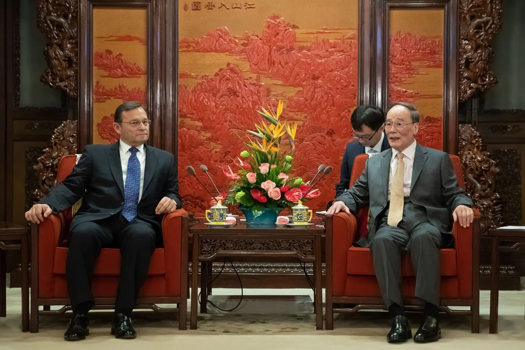 El vicepresidente de China, Wang Qishan (R), y el canciller peruano, Néstor Popolizio, se reúnen en el Zhongnanhai Leadership Compound en Beijing el 27 de agosto de 2018. Foto:AFP