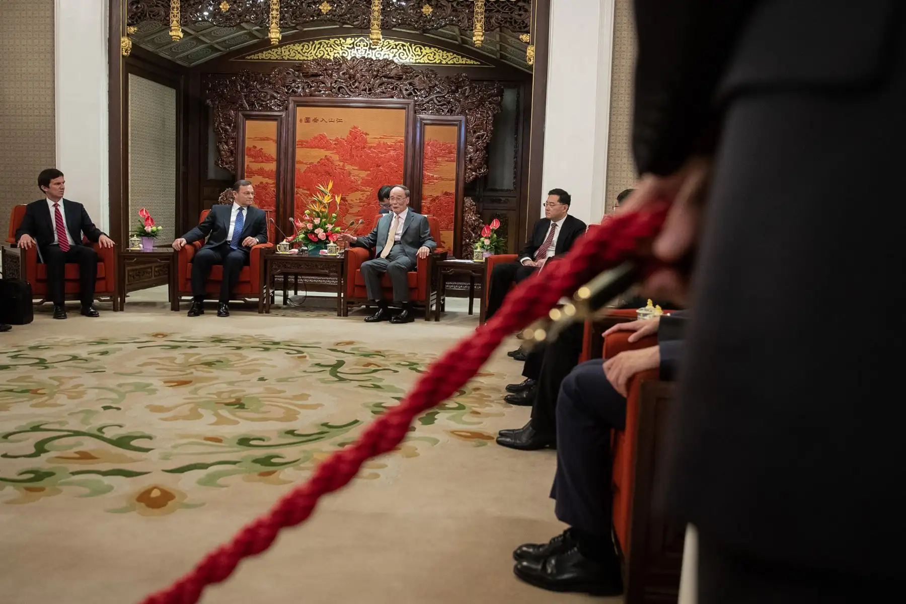 El vicepresidente de China, Wang Qishan (C), y el canciller peruano, Néstor Popolizio (2 ° L), se reúnen en el Zhongnanhai Leadership Compound en Beijing el 27 de agosto de 2018. Foto:AFP