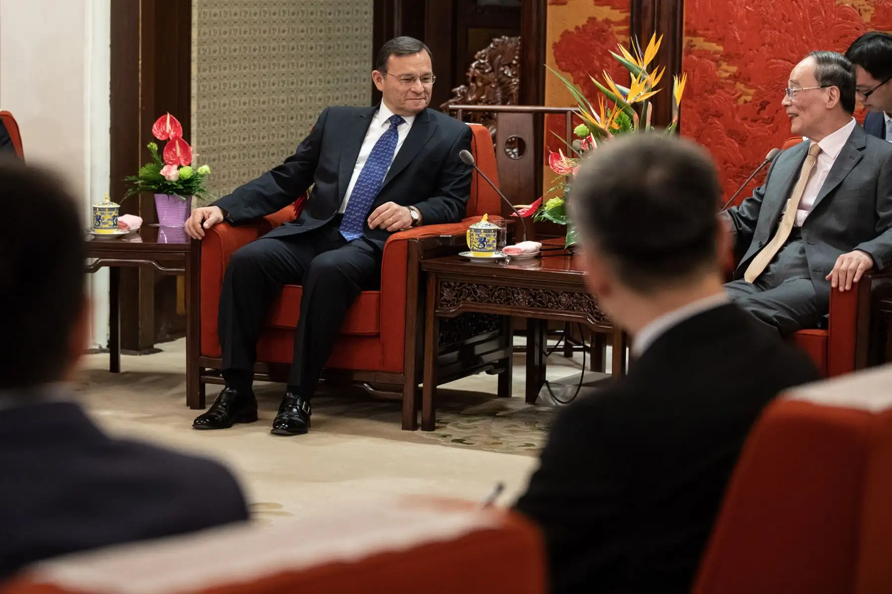 El ministro de Relaciones Exteriores de Perú, Nestor Popolizio (izq.) Escucha al vicepresidente de China, Wang Qishan, durante su reunión en el Zhongnanhai Leadership Compound en Beijing el 27 de agosto de 2018. Foto:AFP