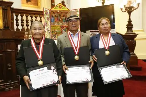 Reconocen con medalla “Joaquín López Antay” a artesanos de Ayacucho y Cusco.