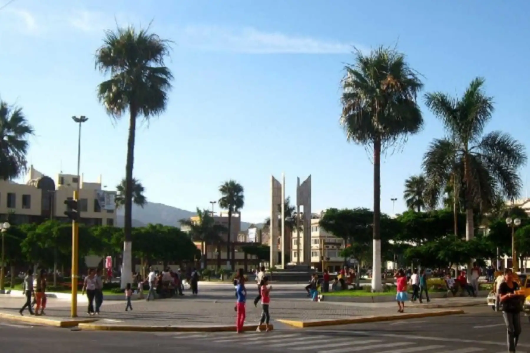 El pleno del Concejo Municipal del Santa aprobó hoy retirar el servicio de parqueo alrededor de la Plaza de Armas de Chimbote, en la provincia del Santa, región Áncash, a fin de recuperar espacio y que los pobladores puedan recrearse sin problemas, además de mejorar el tránsito peatonal y vehicular que se había convertido en un caos.