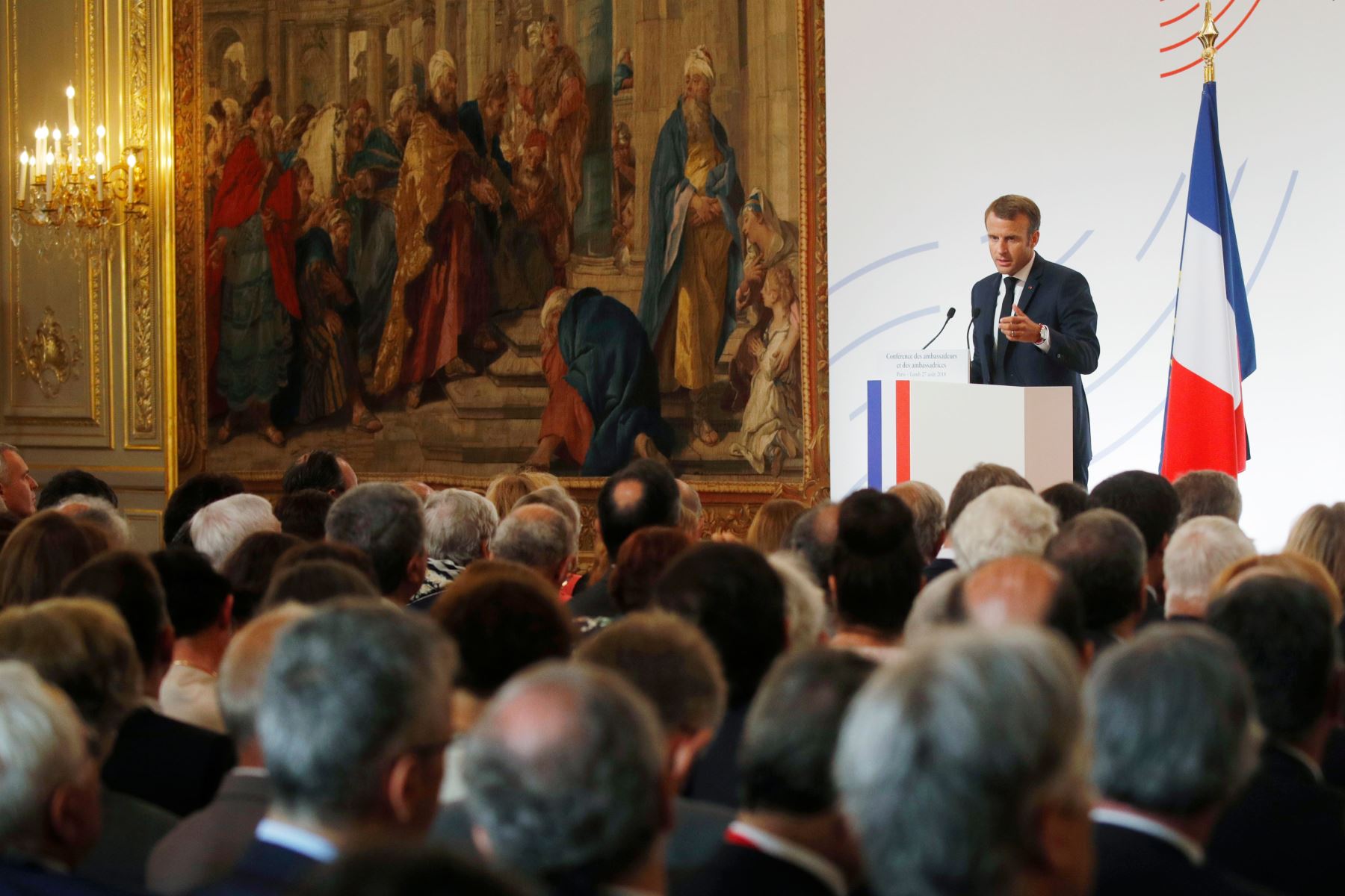 El presidente francés Emmanuel Macron pronuncia un discurso durante la conferencia anual de embajadores de Francia Foto: AFP