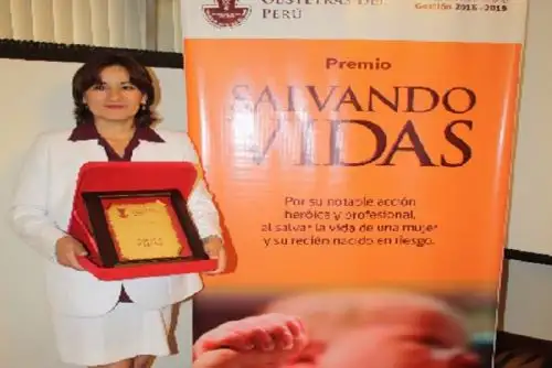 La decana del Colegio Nacional de Obstetras del Perú, Elva Quiñonez Colchado premió a la colegiada María Fanny Pérez Coronel tras salvarles la vida a una mujer y su hijo prematuro en la sala de emergencia del Hospital “Las Mercedes”, en Chiclayo, región Lambayeque.