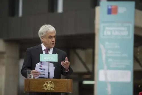 Presidente de Chile, Sebastián Piñera, durante la visita a las obras del nuevo hospital Félix Bulnes, en la comuna de Cerro Navia. Foto: Efe.