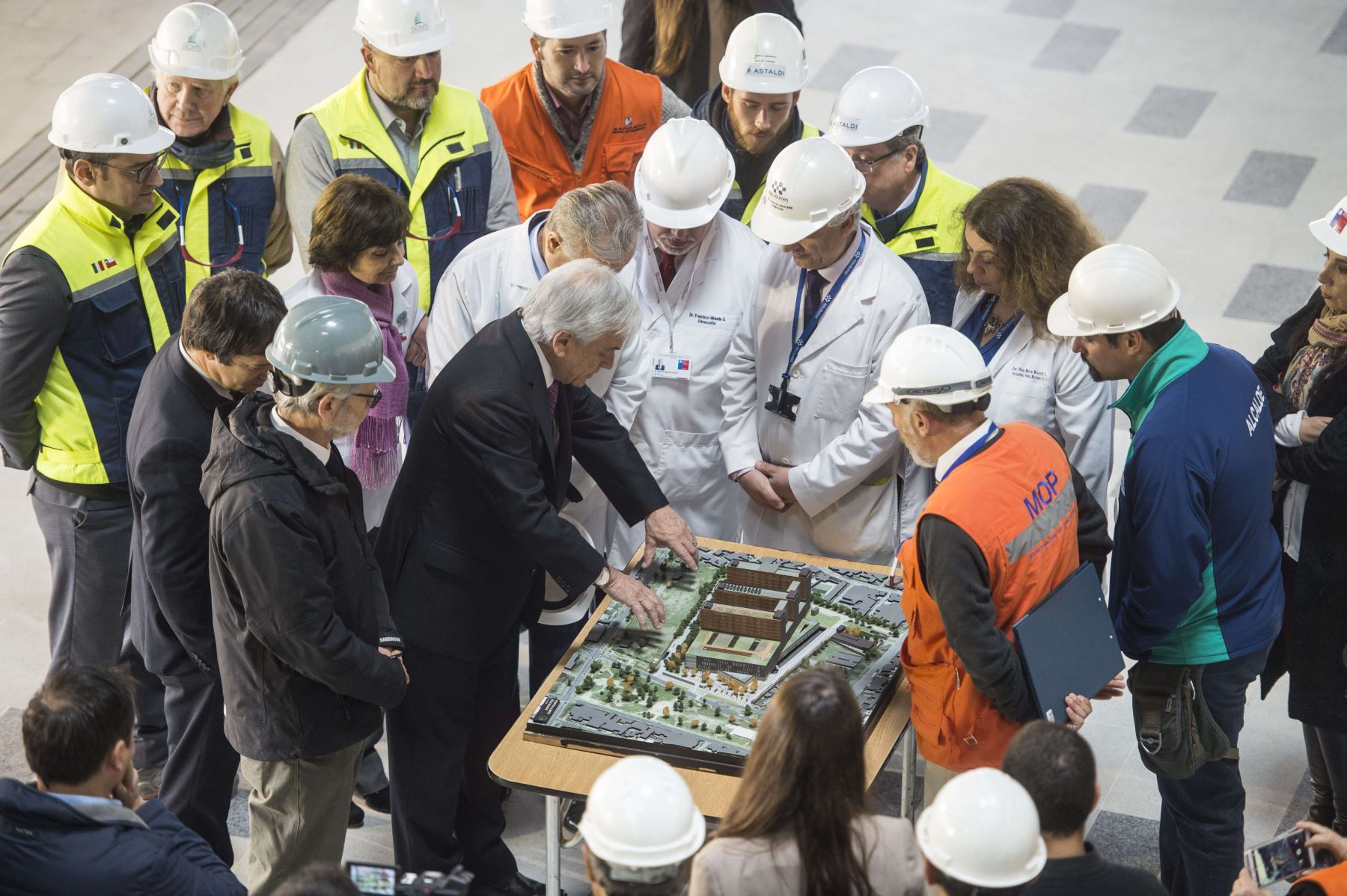 Presidente de Chile, Sebastián Piñera, durante la visita a las obras del nuevo hospital Félix Bulnes, en la comuna de Cerro Navia. Foto: Efe.