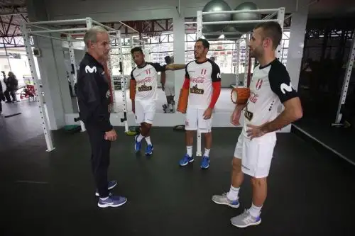 Calcaterra es el más asediado en los entrenamientos de la selección peruana