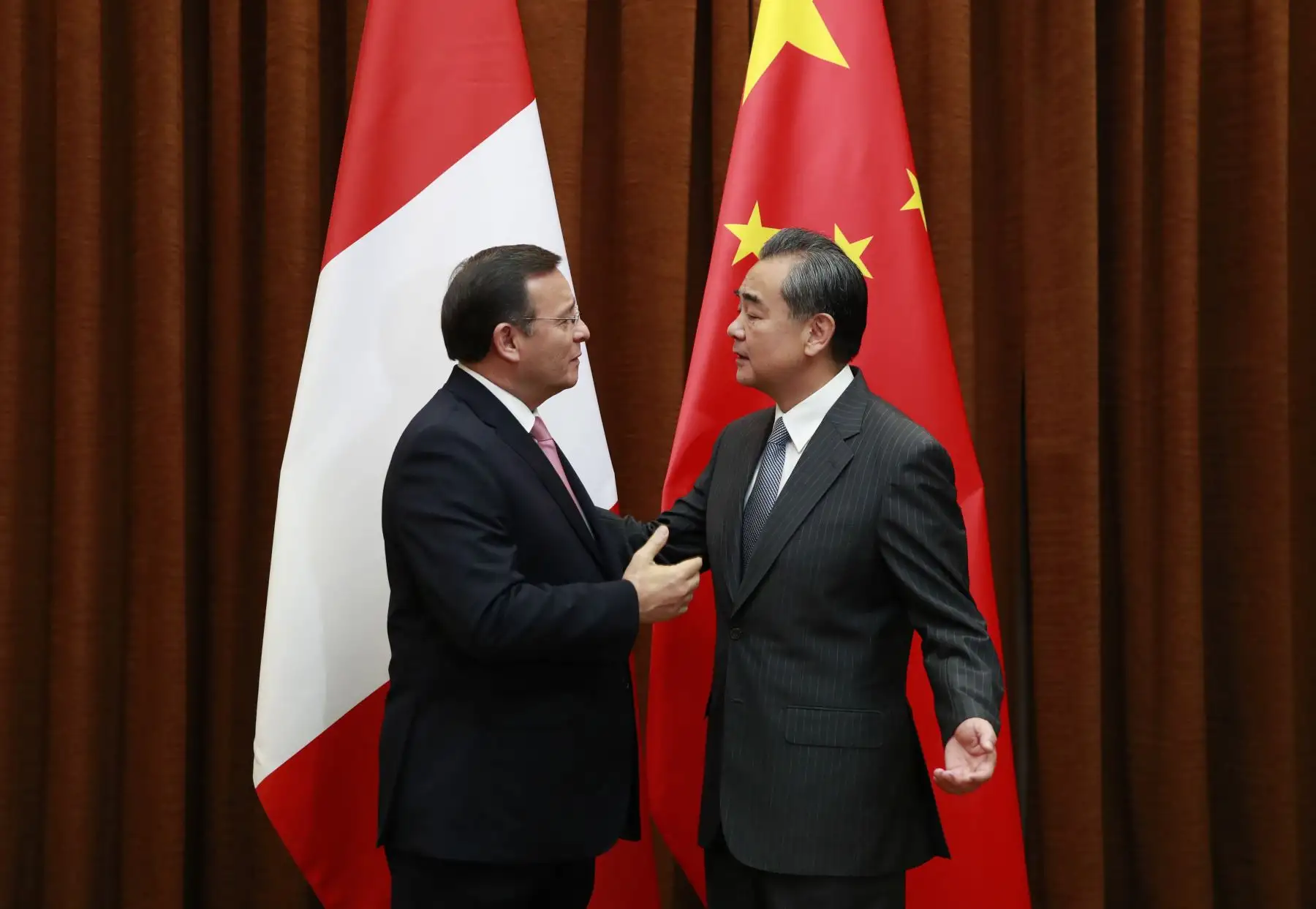El ministro de Relaciones Exteriores de Perú, Nestor Popolizio (izq.), se reúne con el ministro de Relaciones Exteriores de China, Wang Yi, en el Ministerio de Relaciones Exteriores en Beijing, el 28 de agosto del 2018. Foto: AFP.