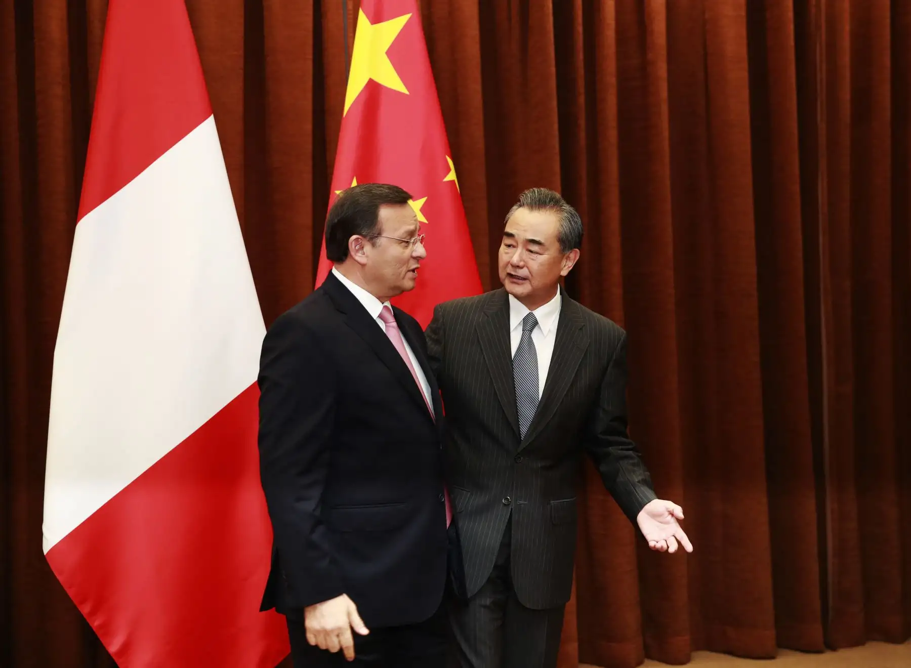El ministro de Relaciones Exteriores de Perú, Nestor Popolizio (izq.), se reúne con el ministro de Relaciones Exteriores de China, Wang Yi, en el Ministerio de Relaciones Exteriores en Beijing, el 28 de agosto del 2018. Foto: AFP.