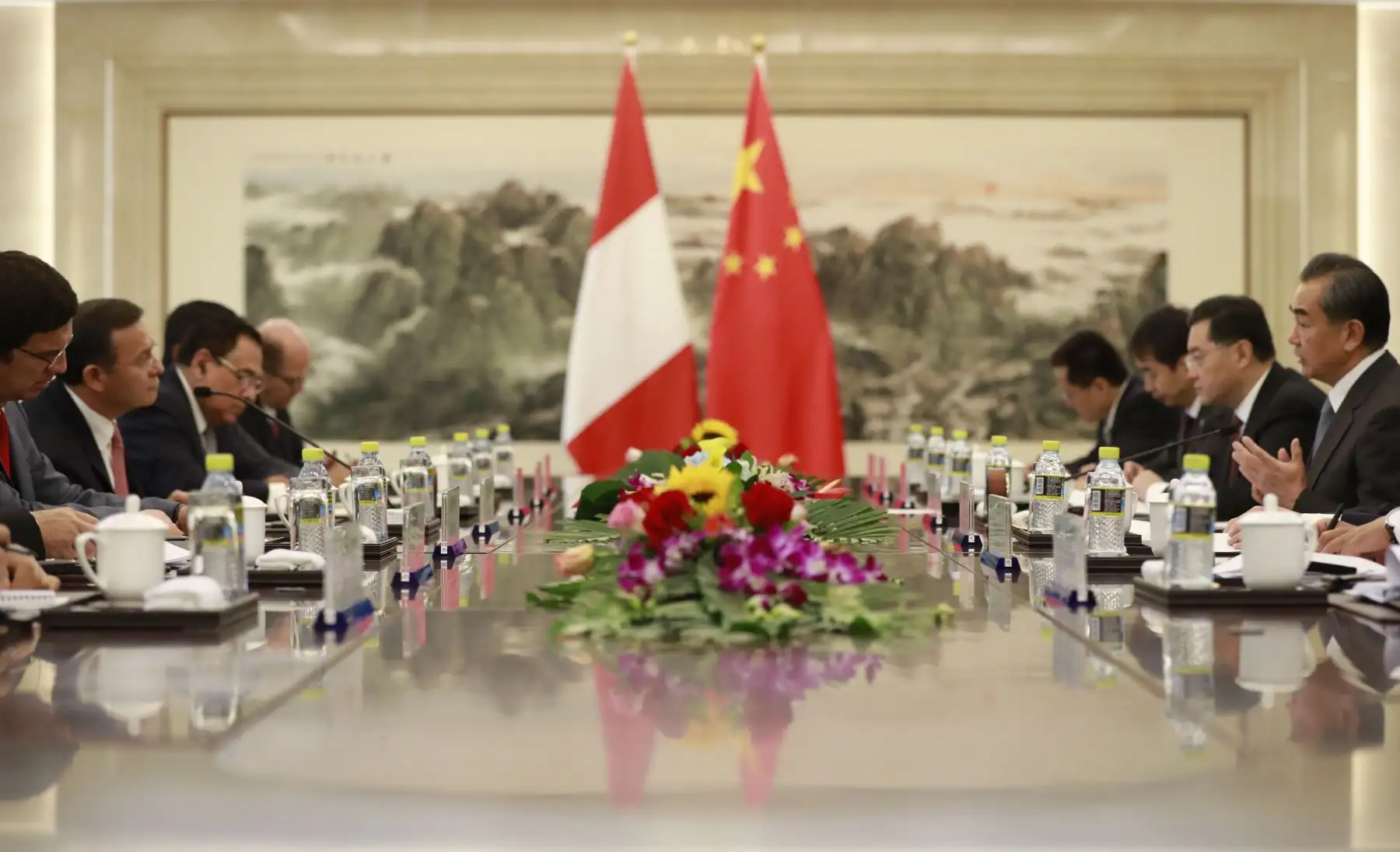 El ministro de Relaciones Exteriores de Perú, Nestor Popolizio (izq.), se reúne con el ministro de Relaciones Exteriores de China, Wang Yi, en el Ministerio de Relaciones Exteriores en Beijing, el 28 de agosto del 2018. Foto: AFP.