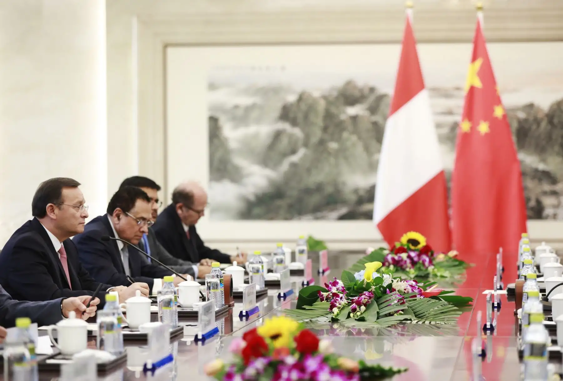 El ministro de Relaciones Exteriores de Perú, Nestor Popolizio, se reúne con el ministro de Relaciones Exteriores de China, Wang Yi, en el Ministerio de Relaciones Exteriores en Beijing, el 28 de agosto del 2018. Foto: AFP.