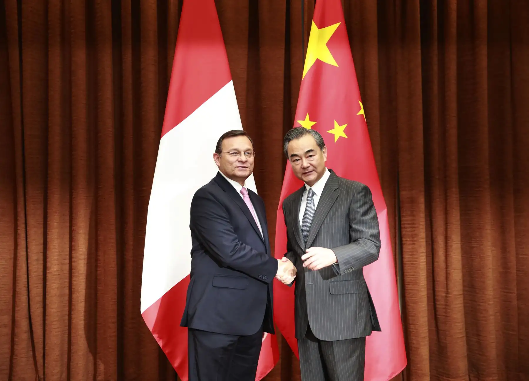 El ministro de Relaciones Exteriores de Perú, Nestor Popolizio (izq.), se reúne con el ministro de Relaciones Exteriores de China, Wang Yi, en el Ministerio de Relaciones Exteriores en Beijing, el 28 de agosto del 2018. Foto: AFP.