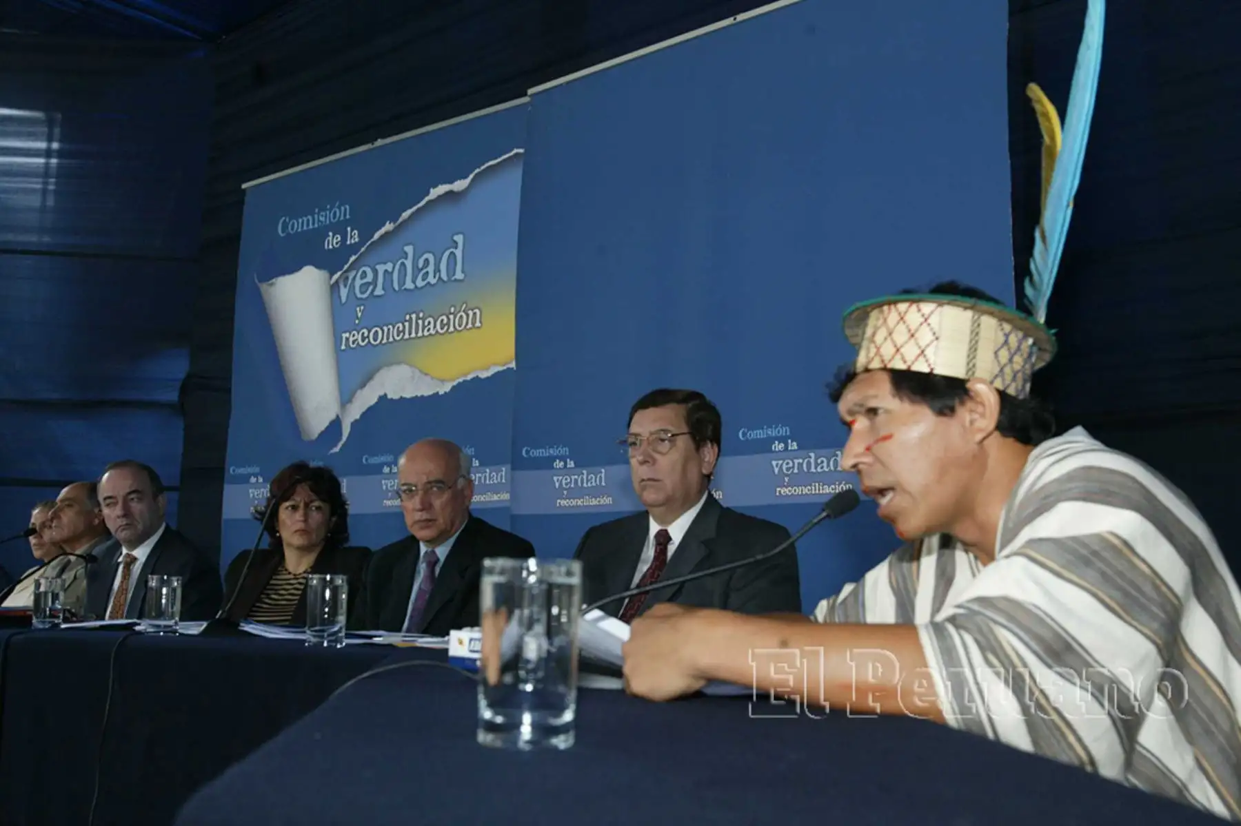 Familiares de las víctimas de la masacre de Uchuraccay en una de las audiencias de la  Comisión de la Verdad y Reconciliación   (Huanta, 2002) Foto: REUTERS