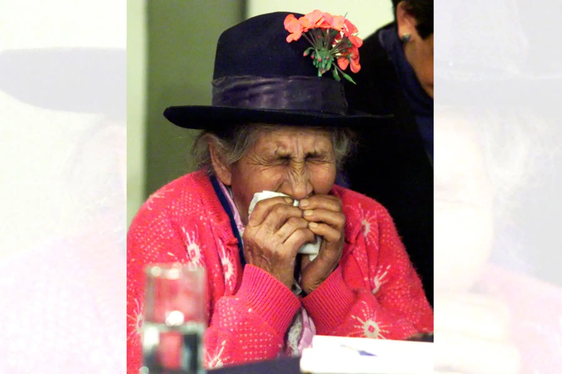 Una mujer andina llora durante el testimonio de Marcelino Chumbez a la Comisión de Verdad y Reconciliación en la Universidad de Huamanga (Ayacucho, 2002). Foto: REUTERS