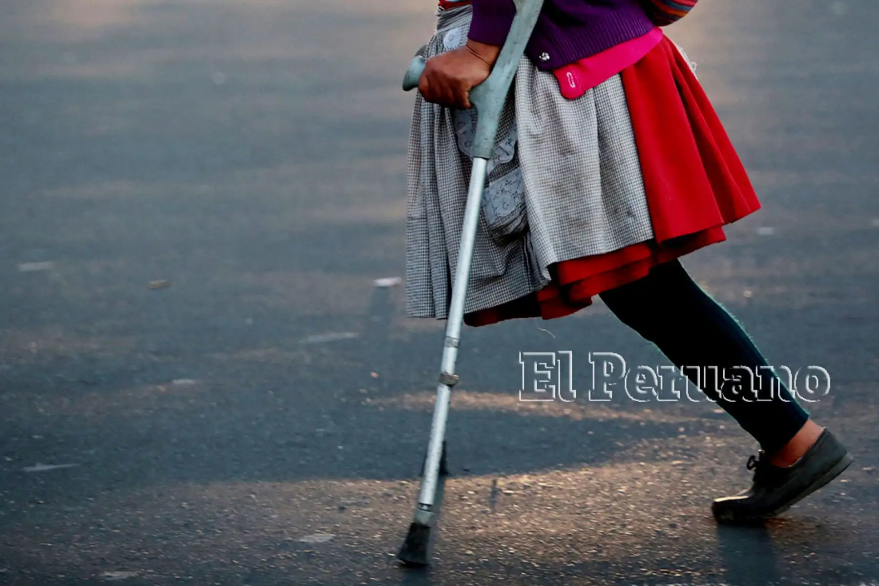 Una mujer marcha por los 10 años de la presentación del informe final de la Comisión de la Verdad y Reconciliación (Lima, 2013). Foto: Diario Oficial EL PERUANO / Carlos Lezama