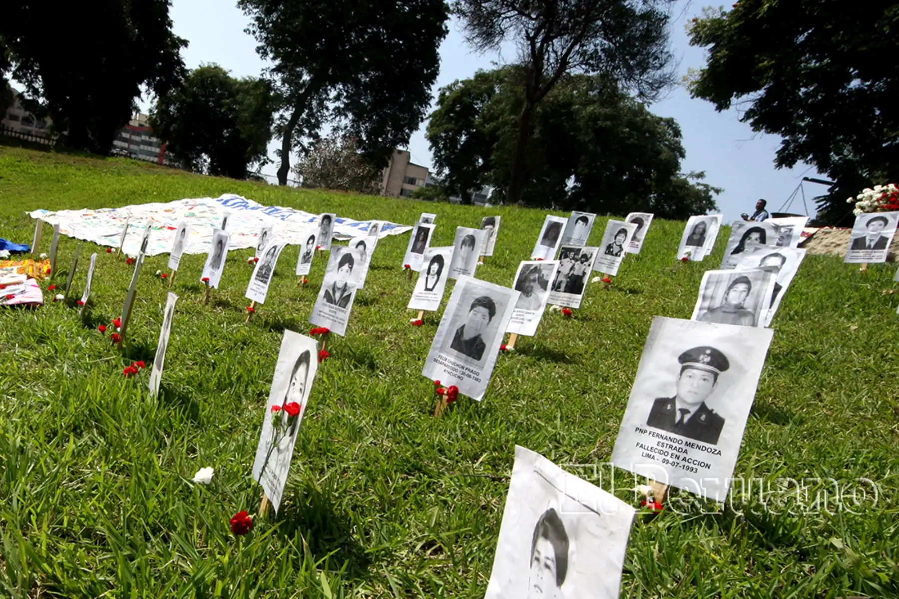 Fotografías de las víctimas del terrorismo en el monumento el Ojo que Llora (Lima, 2011). Foto: Diario Oficial EL PERUANO / Piero Vargas