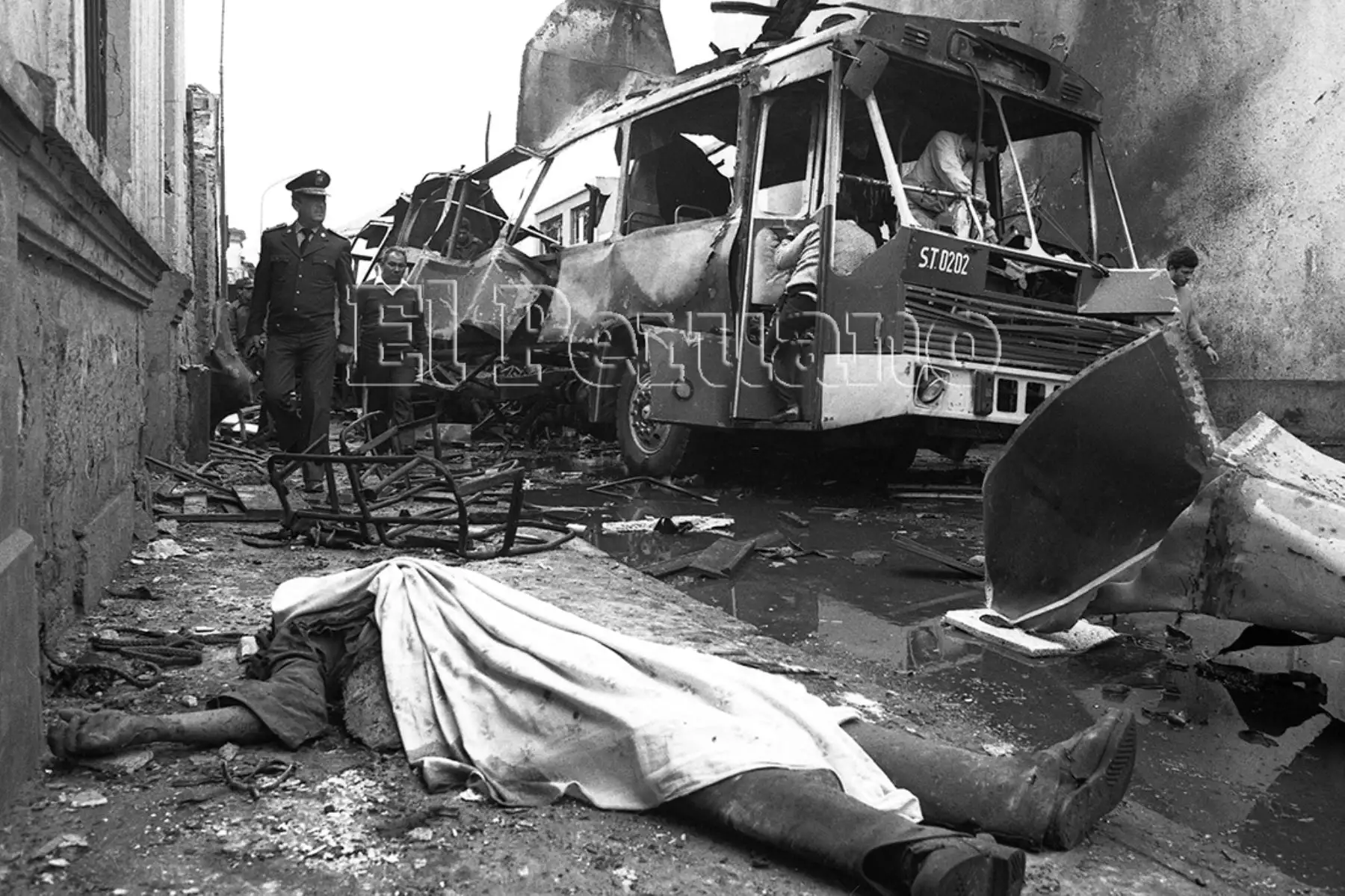 Atentado terrorista contra el regimiento escolta presidencial Húsares de Junín (Lima, 1989). Foto: Archivo Histórico de EL PERUANO / Manuel Cahua