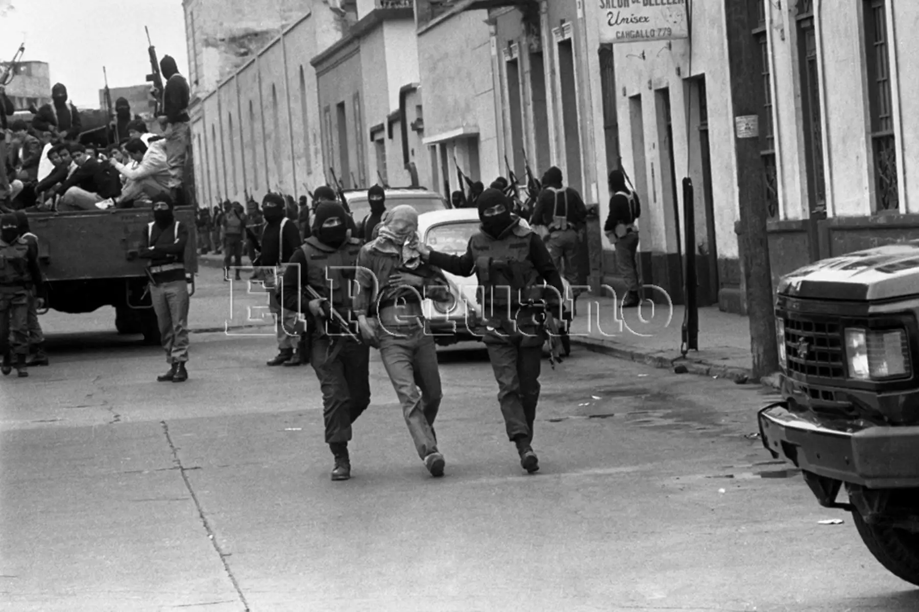 La Policía Nacional realiza un operativo en la Facultad de Medicina San Fernando de la Universidad Nacional Mayor de San Marcos. Los efectivos detienen a estudiantes sospechosos de terrorismo (Lima, 1989). Foto: Archivo Histórico de EL PERUANO / Pedro Arroyo