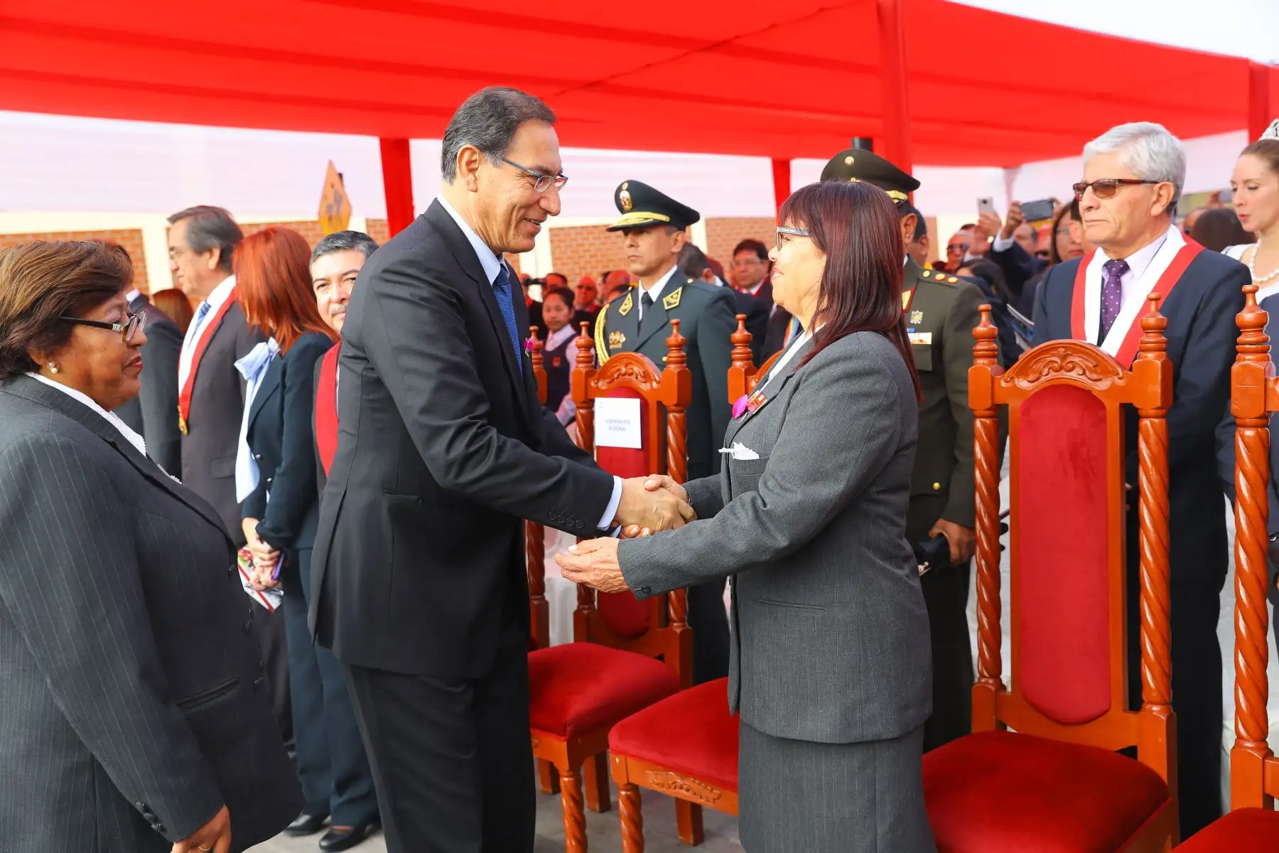 Jefe del Estado, Martín Vizcarra, asiste a la ceremonia en homenaje a la mujer tacneña en el marco del 89° aniversario de reincorporación de Tacna. Foto: ANDINA/Prensa Presidencia