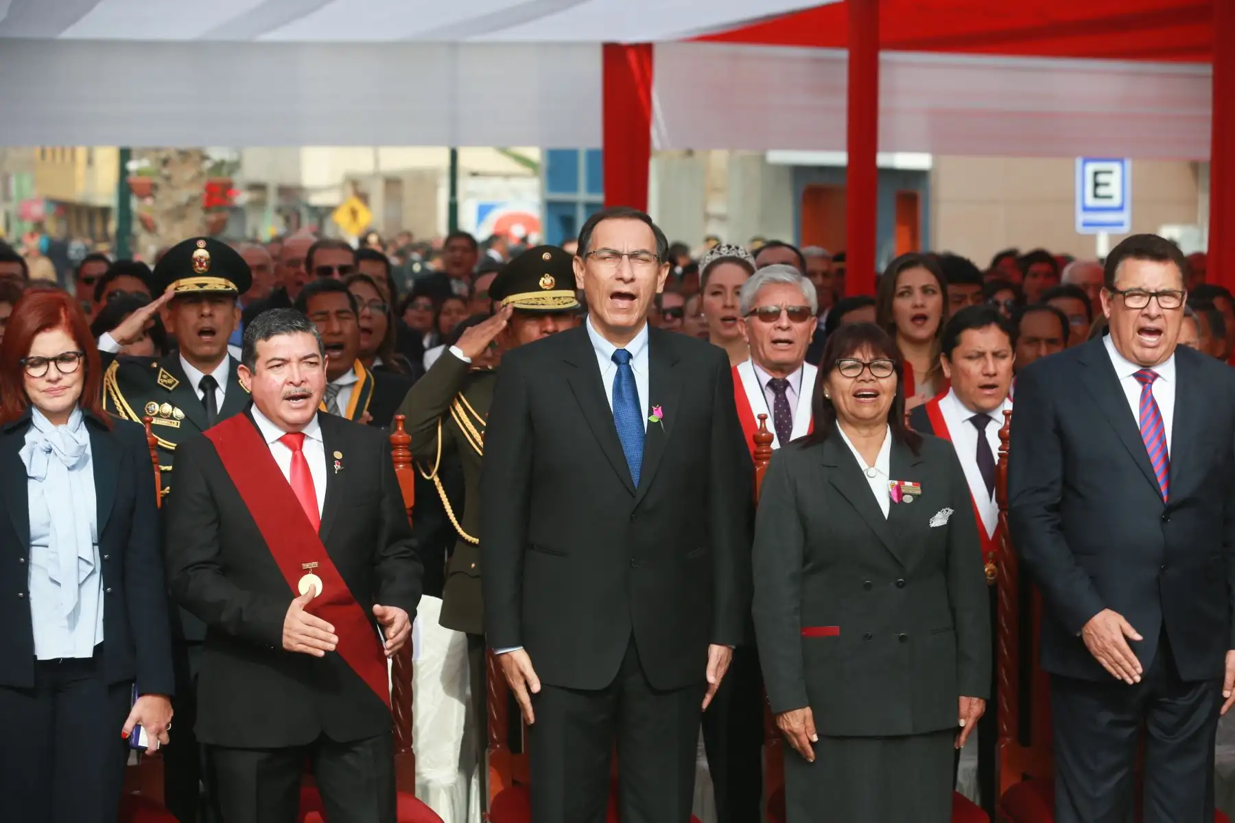 Jefe del Estado, Martín Vizcarra, asiste a la ceremonia en homenaje a la mujer tacneña en el marco del 89° aniversario de reincorporación de Tacna. Foto: ANDINA/Prensa Presidencia