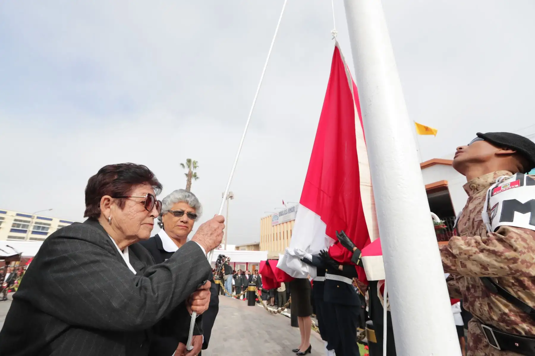 Jefe del Estado, Martín Vizcarra, asiste a la ceremonia en homenaje a la mujer tacneña en el marco del 89° aniversario de reincorporación de Tacna. Foto: ANDINA/Prensa Presidencia