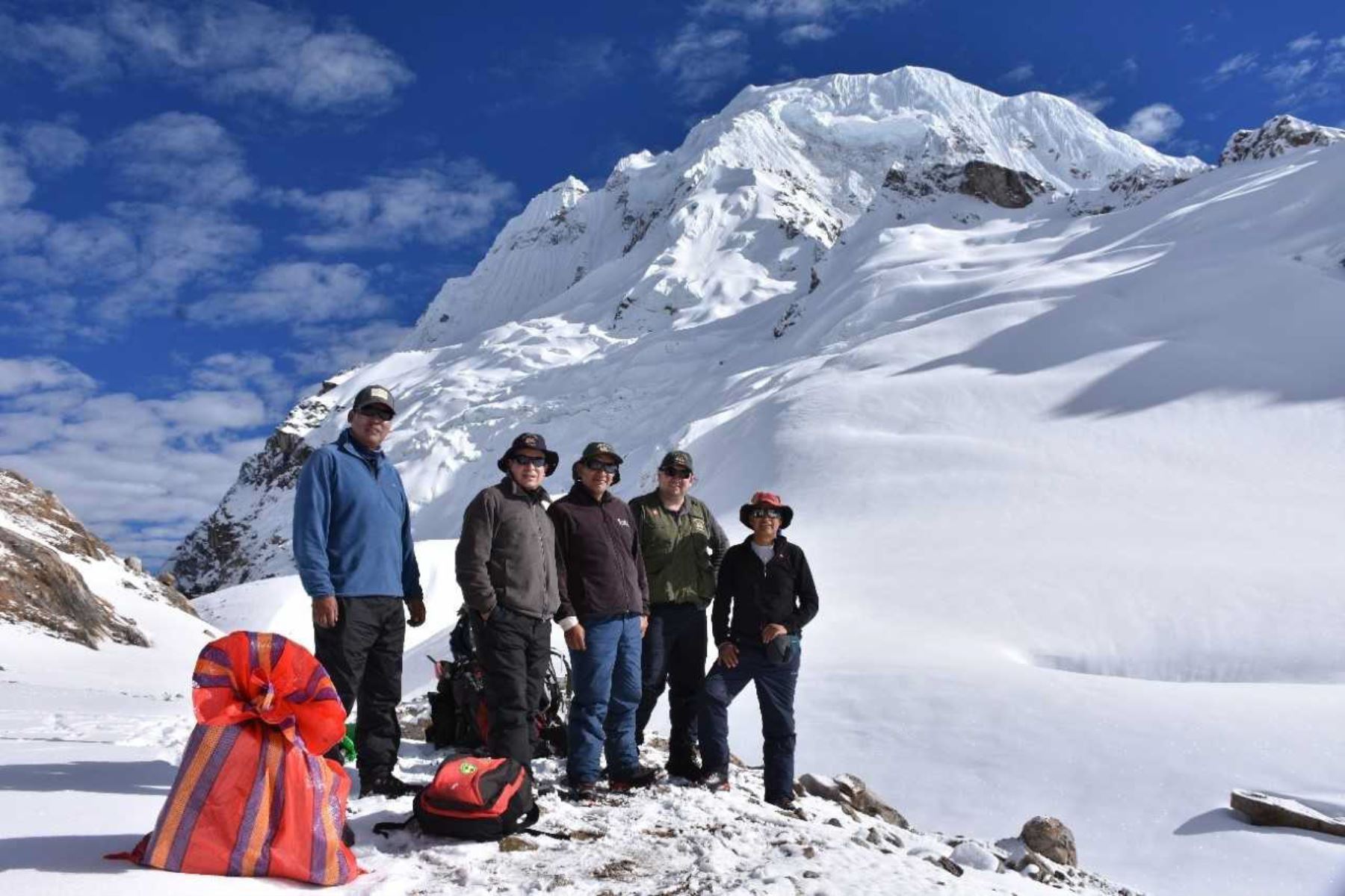 El Servicio Nacional de Áreas Naturales Protegidas por el Estado (Sernanp) y el Instituto Nacional de Glaciares y Ecosistemas de Montaña (Inaigem), organismos adscritos al Ministerio del Ambiente, realizaron el primer monitoreo conjunto del Incachiriasca, uno de los 12 glaciares del nevado Salkantay, ubicado en la región Cusco.