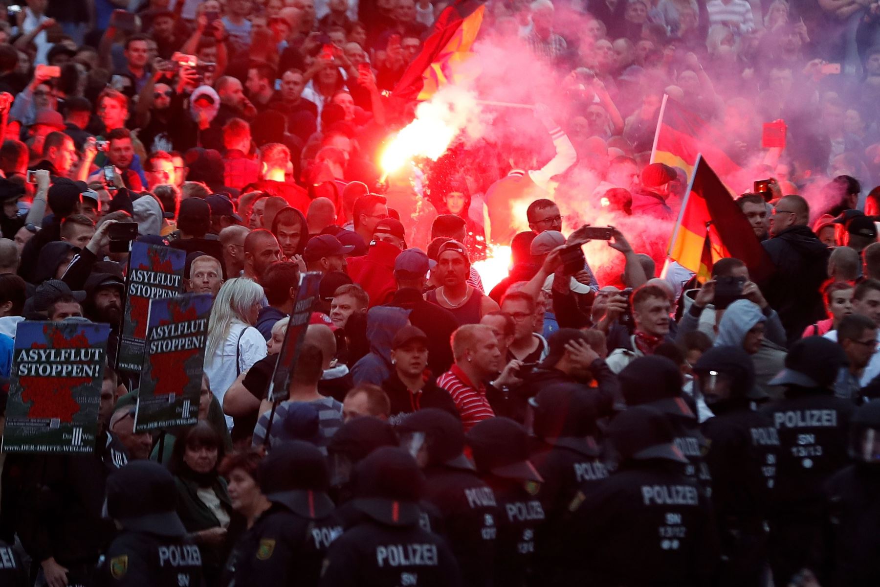 Manifestantes de derecha lanzan bengalas el 27 de agosto de 2018 en Chemnitz Foto: AFP