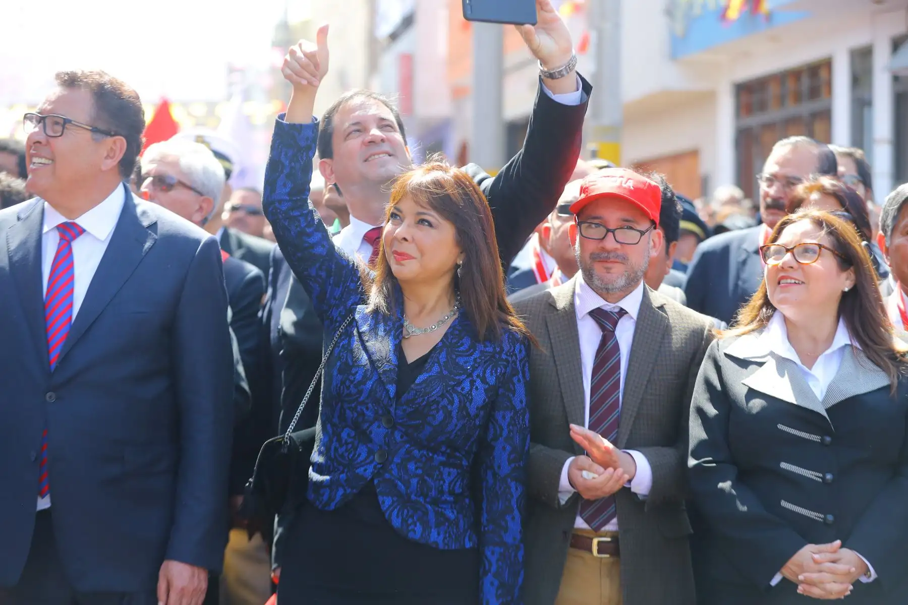 Jefe de Estado, Martín Vizcarra, participa en la Solemne Procesión de la Bandera Nacional en Tacna, en el marco del 89° aniversario de reincorporación de la ciudad heroica. Foto: ANDINA/Prensa Presidencia