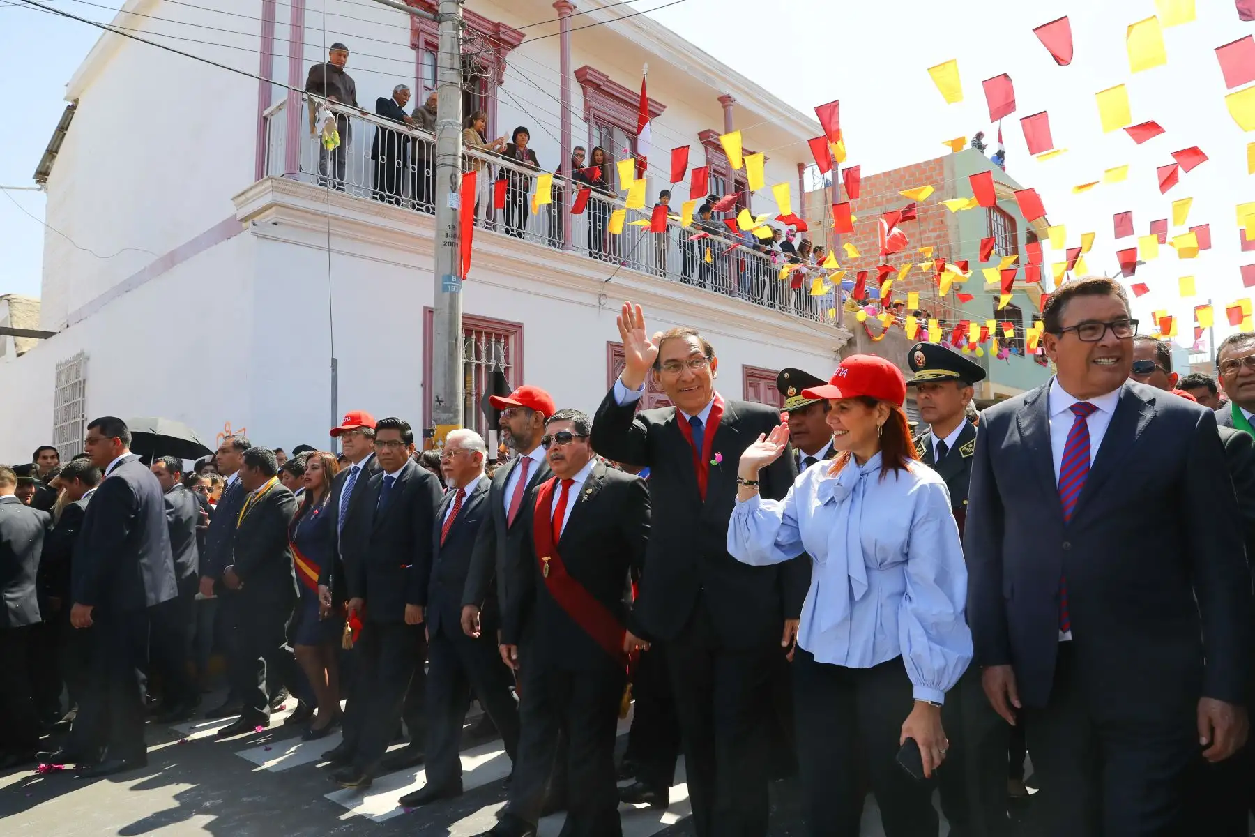 Jefe de Estado, Martín Vizcarra, participa en la Solemne Procesión de la Bandera Nacional en Tacna, en el marco del 89° aniversario de reincorporación de la ciudad heroica. Foto: ANDINA/Prensa Presidencia