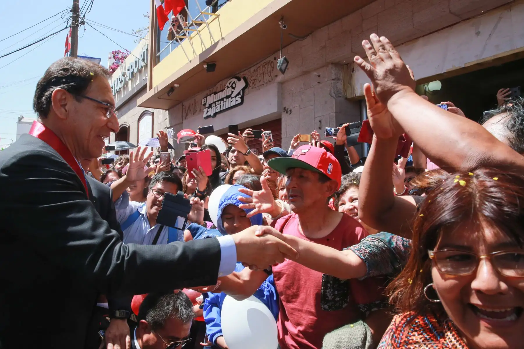 Jefe de Estado, Martín Vizcarra, participa en la Solemne Procesión de la Bandera Nacional en Tacna, en el marco del 89° aniversario de reincorporación de la ciudad heroica. Foto: ANDINA/Prensa Presidencia
