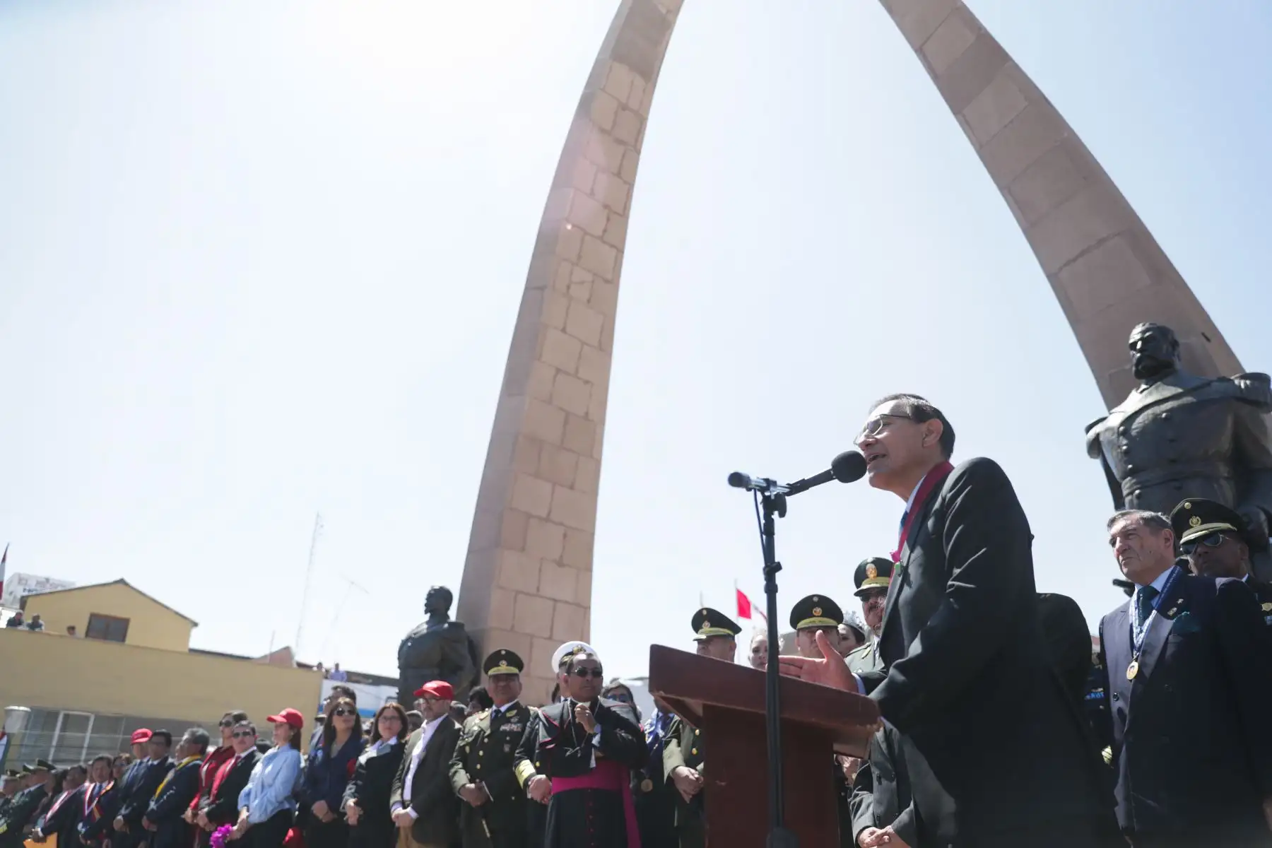 Jefe de Estado, Martín Vizcarra, participa en la Solemne Procesión de la Bandera Nacional en Tacna, en el marco del 89° aniversario de reincorporación de la ciudad heroica. Foto: ANDINA/Prensa Presidencia