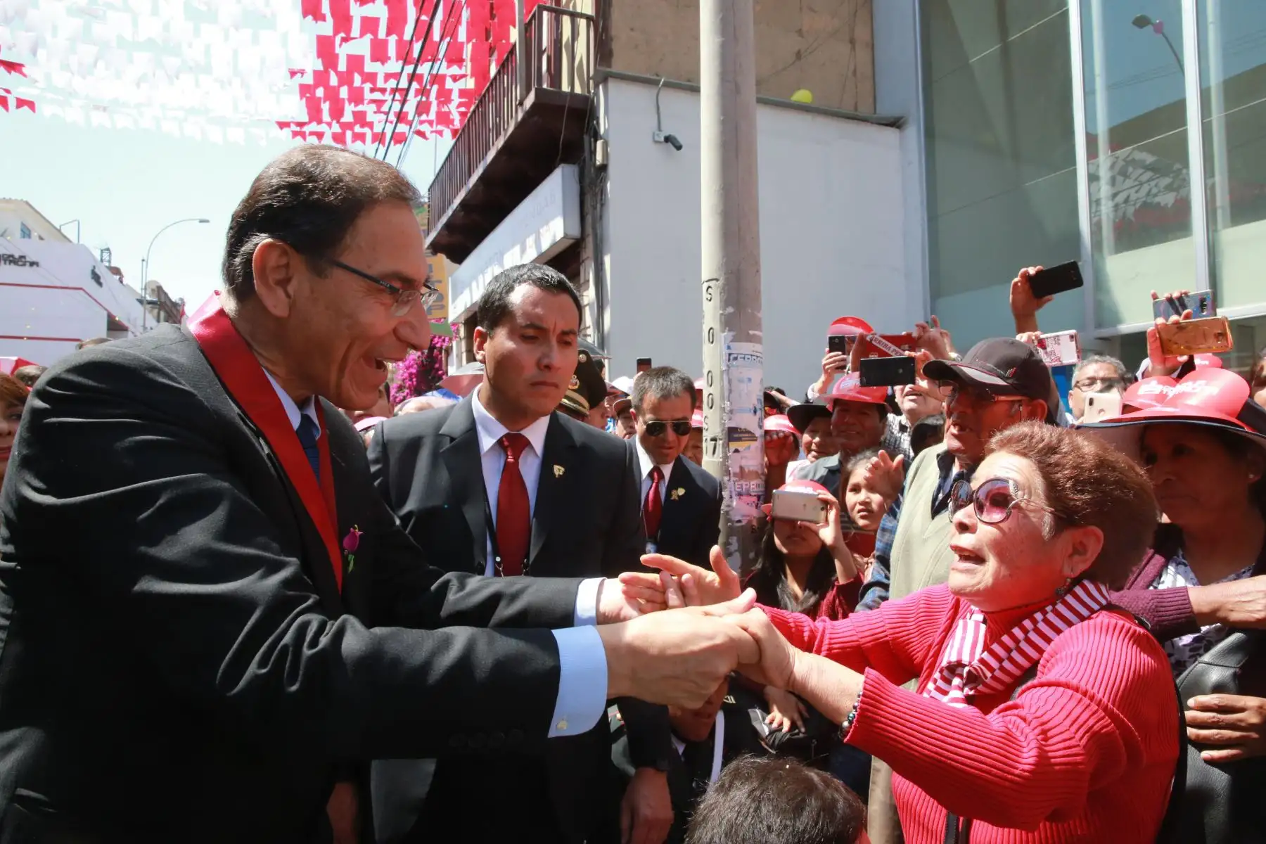 Jefe de Estado, Martín Vizcarra, participa en la Solemne Procesión de la Bandera Nacional en Tacna, en el marco del 89° aniversario de reincorporación de la ciudad heroica. Foto: ANDINA/Prensa Presidencia