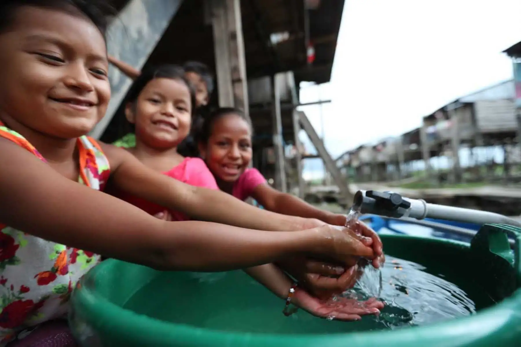 Más de 51,000 peruanos que habitan en las zonas de frontera y del Valle de los ríos Apurímac, Ene y Mantaro (Vraem) se beneficiaron con la ejecución de 60 proyectos de agua potable y saneamiento rural ejecutados en los últimos dos años por el Ministerio de Vivienda, Construcción y Saneamiento.