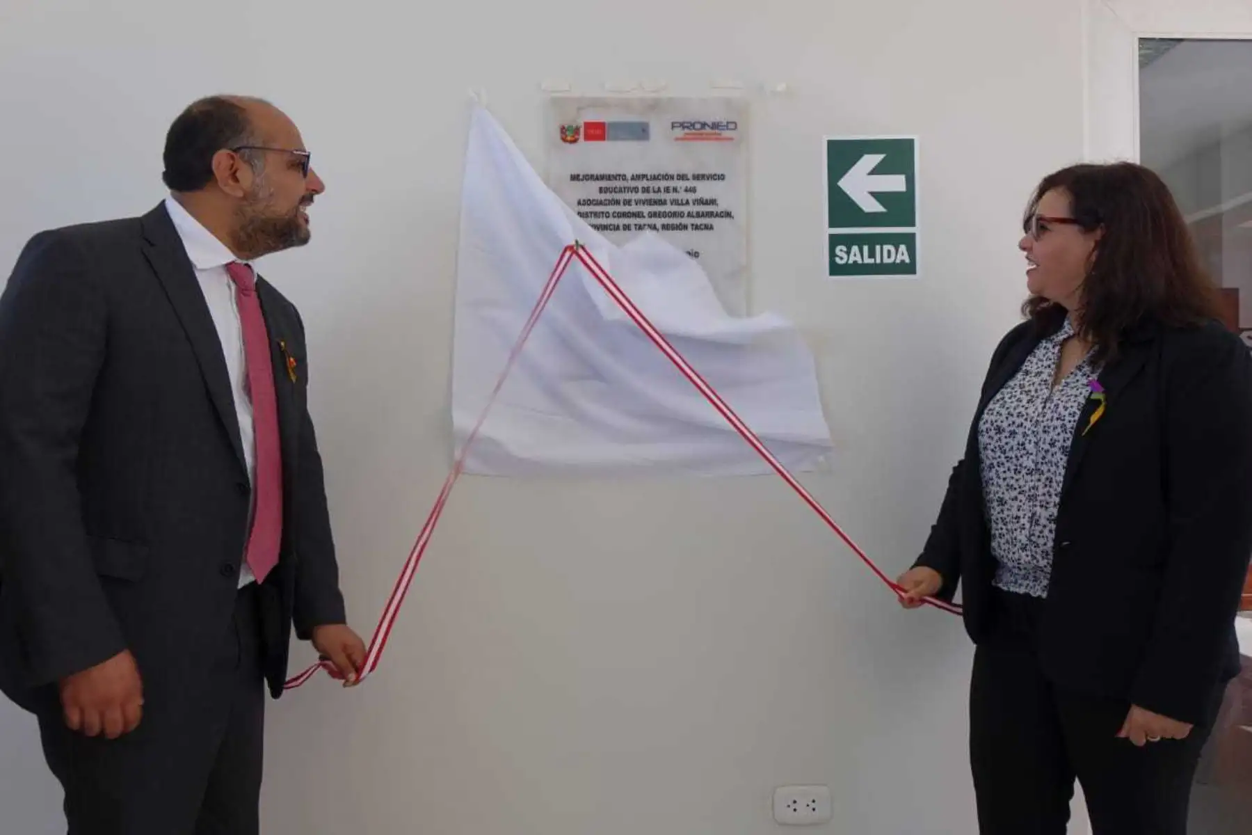 El ministro de Educación, Daniel Alfaro, y la primera dama de la Nación, Maribel Díaz, inauguraron las nuevas instalaciones del Colegio Inicial N° 446 Villa Viñani, financiadas mediante un convenio entre el Ministerio de Educación (Minedu) y la municipalidad distrital de Gregorio Albarracín Lanchipa.
