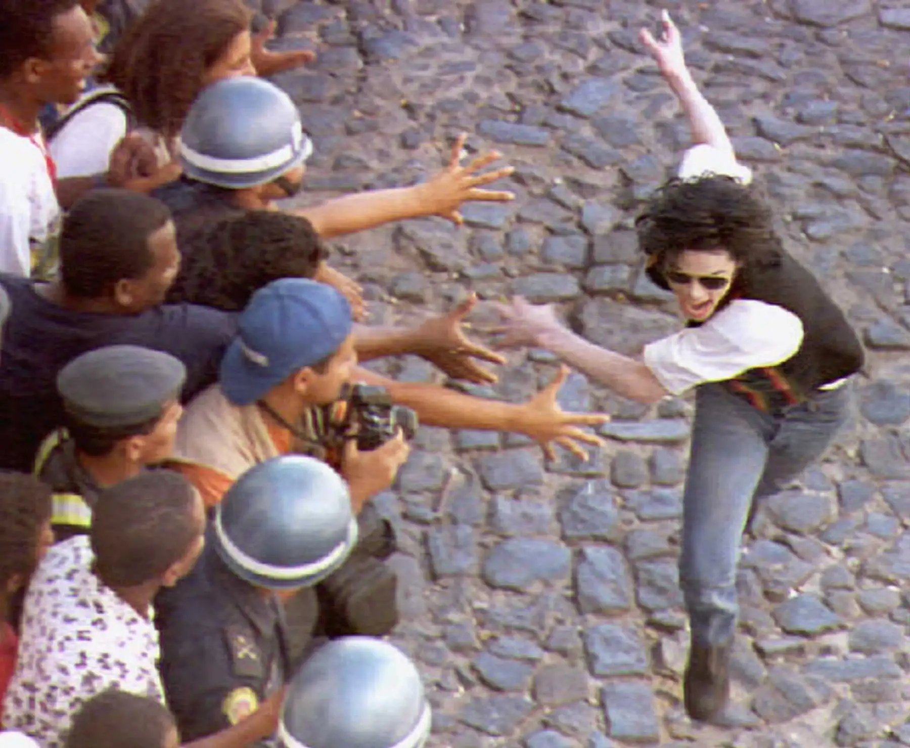Fanáticos brasileños acercándose para tocar a la estrella pop estadounidense Michael Jackson durante el rodaje del nuevo video de Jackson "No nos importan", en Salvador, Brasil. El ícono del pop Michael Jackson murió, el sitio web de Los Angeles Times y entretenimiento TMZ.com dijo el 25 de junio de 2009. FOTO AFP