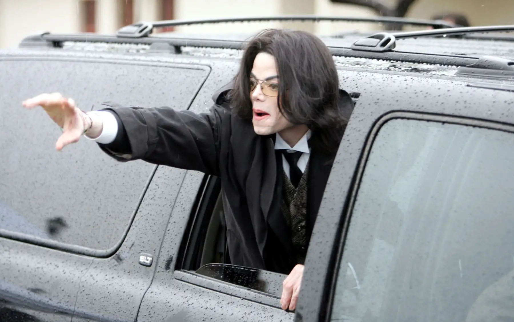 Michael Jackson sale del tribunal del condado de Santa Barbara el 22 de febrero de 2005 en Santa María, California. Foto: AFP