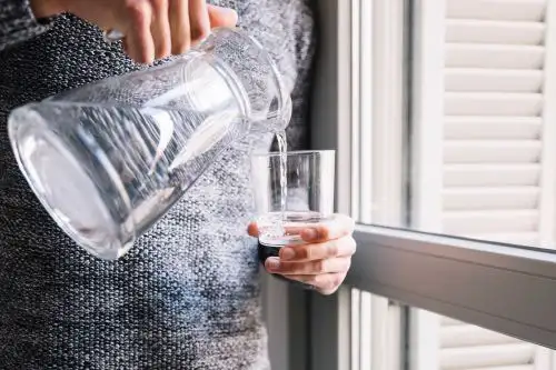 La experta explica que es fundamental que una persona adulta beba entre 1.5 y 2 litros de agua al día. Foto: Difusión