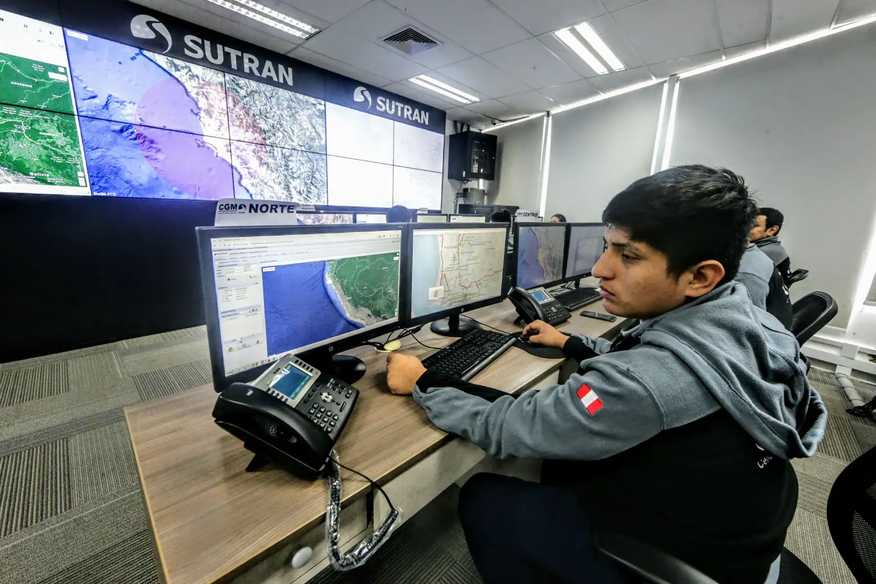 Gracias a su Centro de Gestión y Monitoreo, la SUTRAN cuenta con un registro en tiempo real del recorrido de los buses y camiones que tienen con dispositivos GPS. Este sistema permite reforzar el control de los vehículos, garantizando un viaje seguro para todos. Foto: ANDINA/Luis Iparraguirre