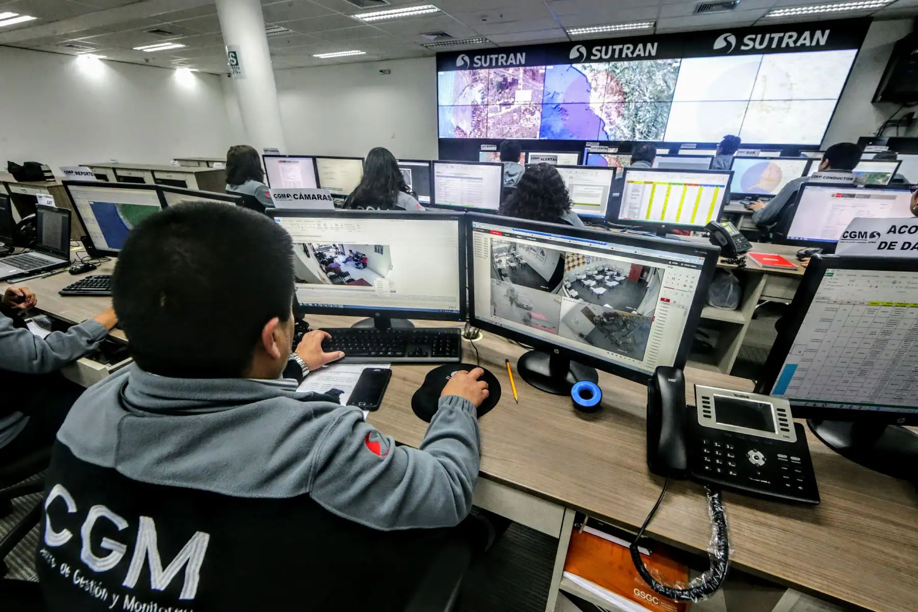 Gracias a su Centro de Gestión y Monitoreo, la SUTRAN cuenta con un registro en tiempo real del recorrido de los buses y camiones que tienen con dispositivos GPS. Este sistema permite reforzar el control de los vehículos, garantizando un viaje seguro para todos. Foto: ANDINA/Luis Iparraguirre