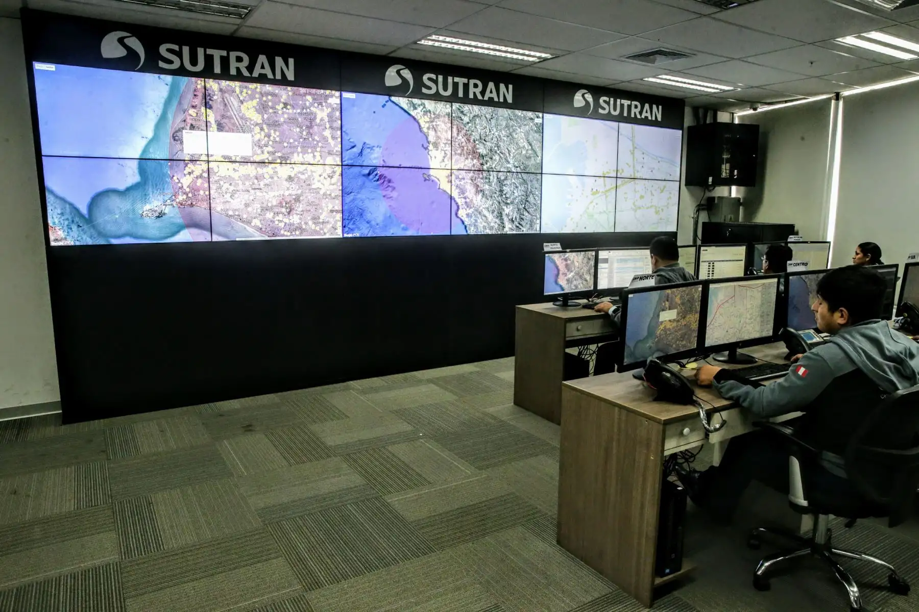 Gracias a su Centro de Gestión y Monitoreo, la SUTRAN cuenta con un registro en tiempo real del recorrido de los buses y camiones que tienen con dispositivos GPS. Este sistema permite reforzar el control de los vehículos, garantizando un viaje seguro para todos. Foto: ANDINA/Luis Iparraguirre