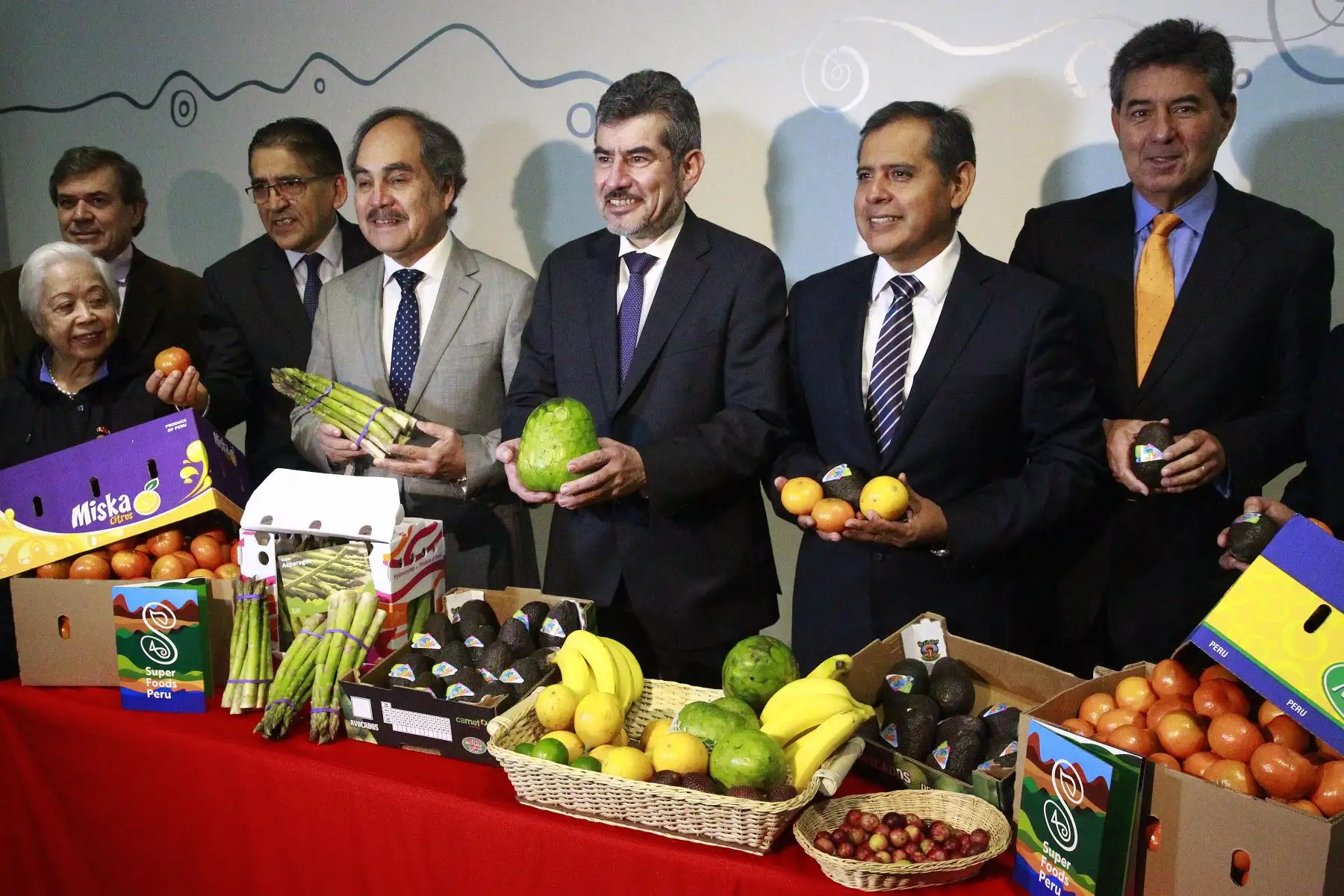 El Ministro de Comercio Exterior y Turismo, Rogers VALENCIA , el ministro de Agricultura y Riego, Gustavo Mostajo, el presidente de ADEX, Juan Varillas y el presidente de la Asociación de Gremios Productores Agrarios del Perú particioan en la conferencia de prensa sobre la participación peruana en Asia Fruit Logistica 2018 que se realizará en Hong Kong.Foto: ANDINA/Eddy Ramos.