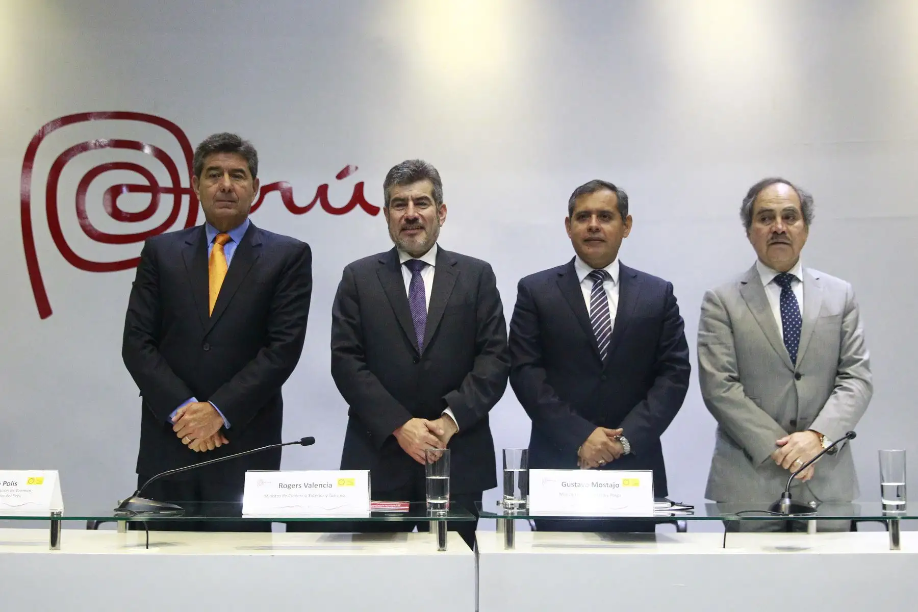 El Ministro de Comercio Exterior y Turismo, Rogers Valencia , el ministro de Agricultura y Riego, Gustavo Mostajo, el presidente de ADEX, Juan Varillas y el presidente de la Asociación de Gremios Productores Agrarios del Perú particioan en la conferencia de prensa sobre la participación peruana en Asia Fruit Logistica 2018 que se realizará en Hong Kong.Foto: ANDINA/Eddy Ramos.