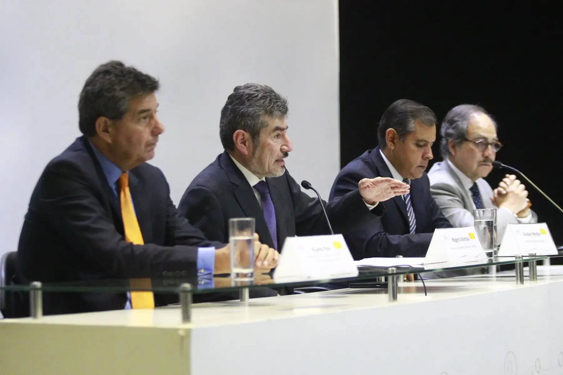 El Ministro de Comercio Exterior y Turismo, Rogers Valencia , el ministro de Agricultura y Riego, Gustavo Mostajo, el presidente de ADEX, Juan Varillas y el presidente de la Asociación de Gremios Productores Agrarios del Perú particioan en la conferencia de prensa sobre la participación peruana en Asia Fruit Logistica 2018 que se realizará en Hong Kong.Foto: ANDINA/Eddy Ramos.