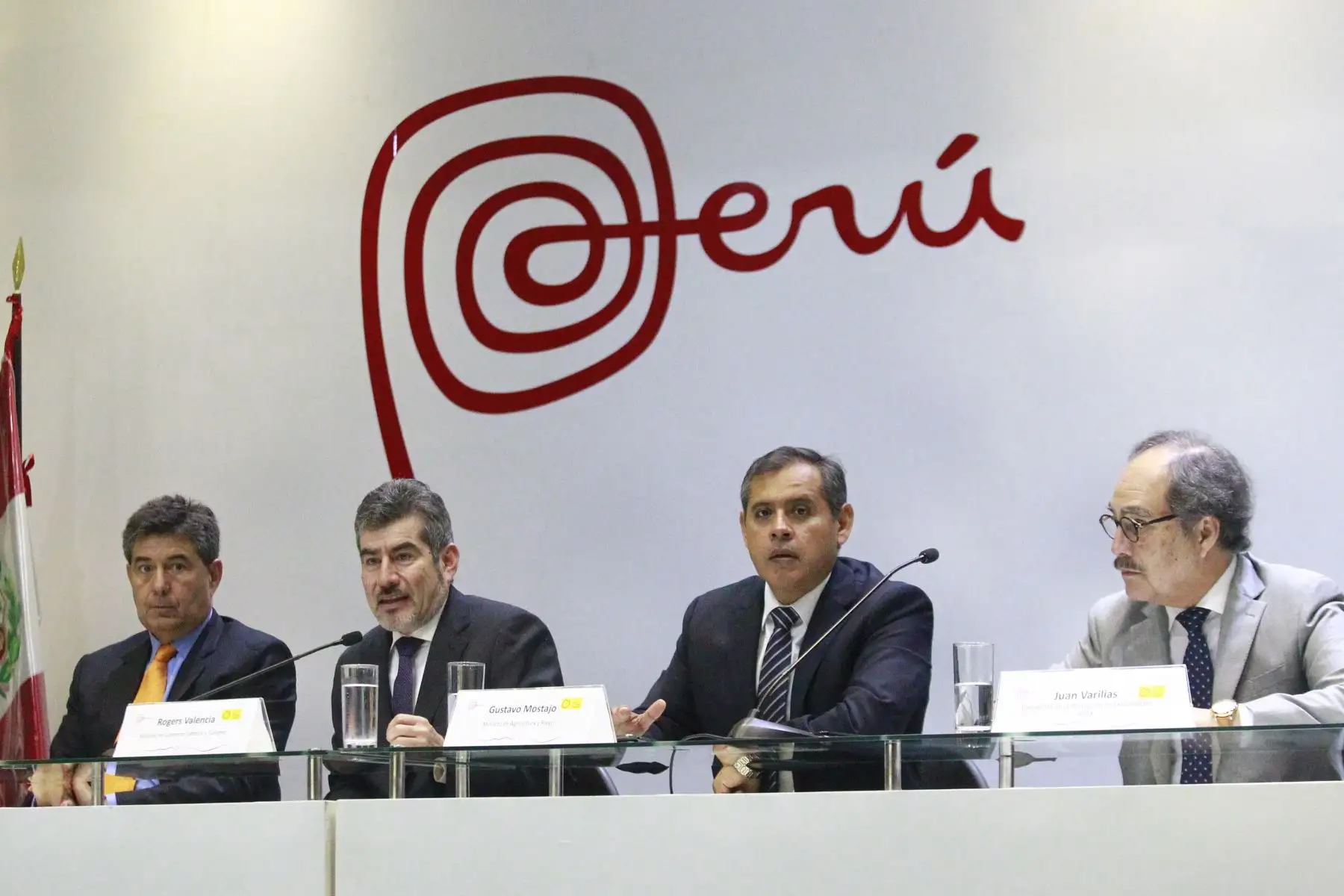 El Ministro de Comercio Exterior y Turismo, Rogers VALENCIA , el ministro de Agricultura y Riego, Gustavo Mostajo, el presidente de ADEX, Juan Varillas y el presidente de la Asociación de Gremios Productores Agrarios del Perú particioan en la conferencia de prensa sobre la participación peruana en Asia Fruit Logistica 2018 que se realizará en Hong Kong.Foto: ANDINA/Eddy Ramos.
