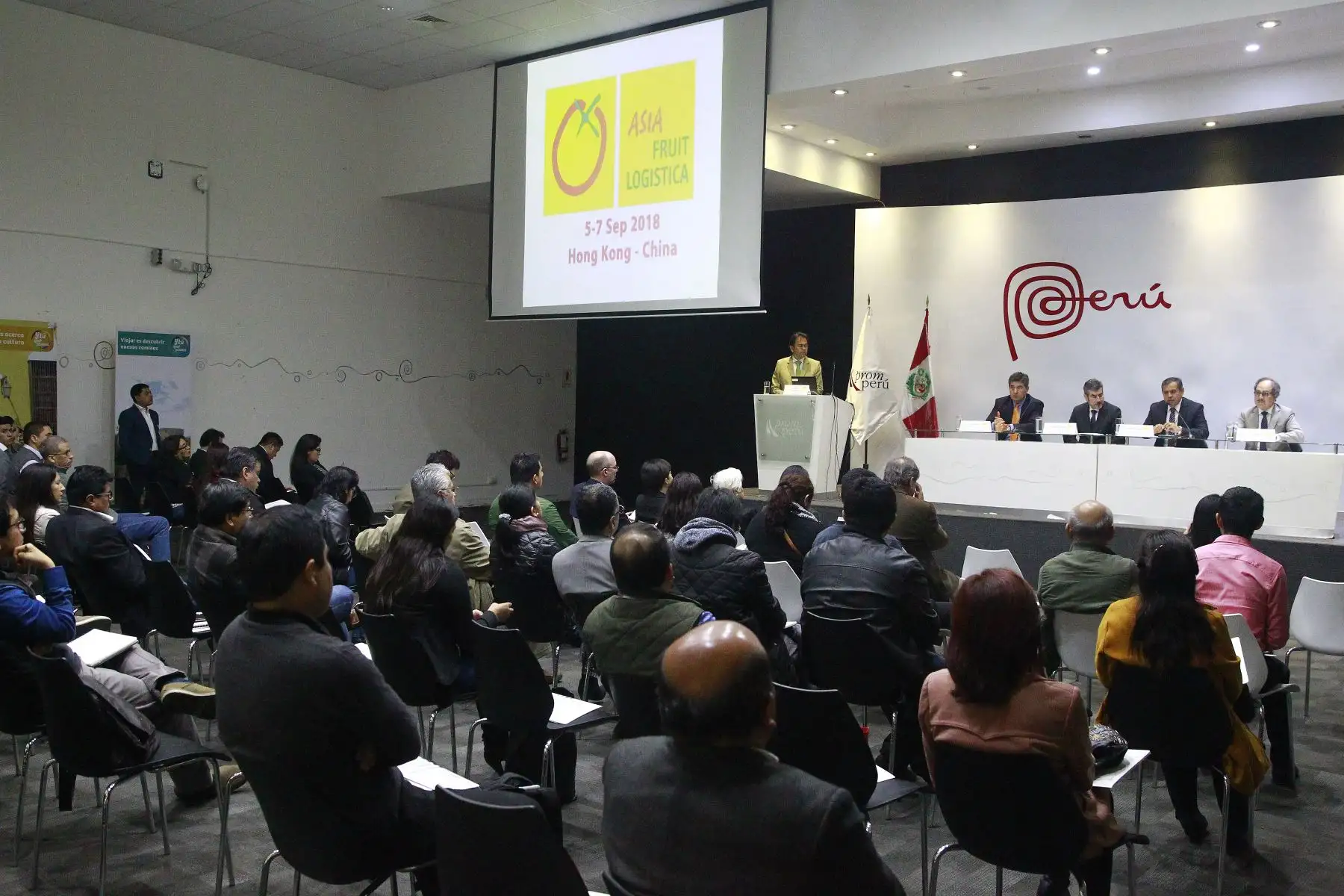 El Ministro de Comercio Exterior y Turismo, Rogers Valencia , el ministro de Agricultura y Riego, Gustavo Mostajo, el presidente de ADEX, Juan Varillas y el presidente de la Asociación de Gremios Productores Agrarios del Perú particioan en la conferencia de prensa sobre la participación peruana en Asia Fruit Logistica 2018 que se realizará en Hong Kong.Foto: ANDINA/Eddy Ramos.