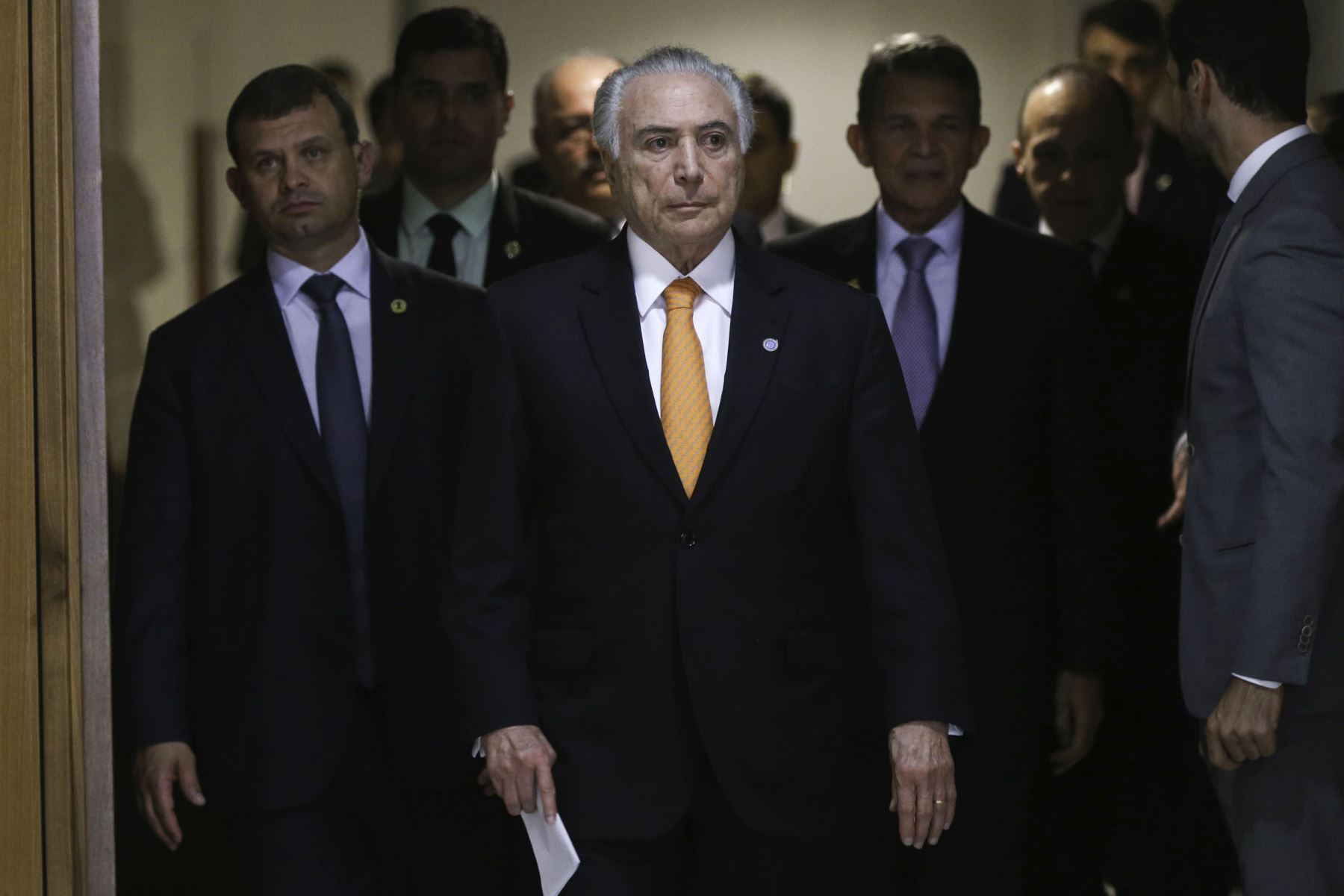 Presidente brasileño Michel Temer sale del Palacio de Planalto, en Brasilia. Foto: AFP.