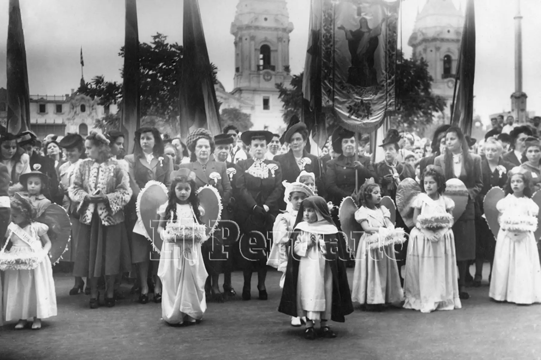 Devotos y niños reunidos en la Plaza de Armas de Lima en homenaje y procesión a Santa Rosa de Lima (1949). Foto: Archivo Histórico de EL PERUANO