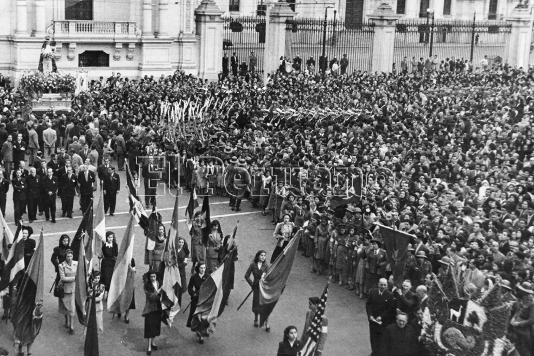 Procesión de Santa Rosa de Lima en la Plaza de Armas (1949). Foto: Archivo Histórico de EL PERUANO